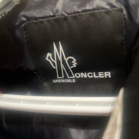 Authentic Moncler Women Down Jacket - Picture 6 of 8